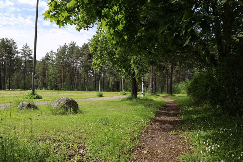 Vihreän polun varrella näkyy Tykin kenttä.